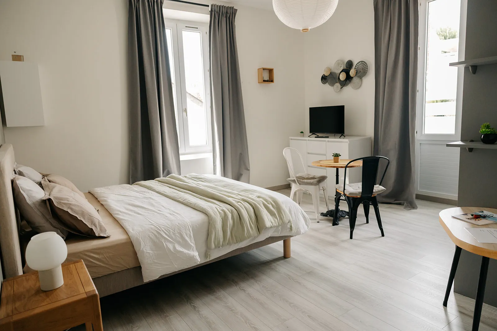 Overview of the Cosy Pornic studio: queen bed, dining corner and large windows