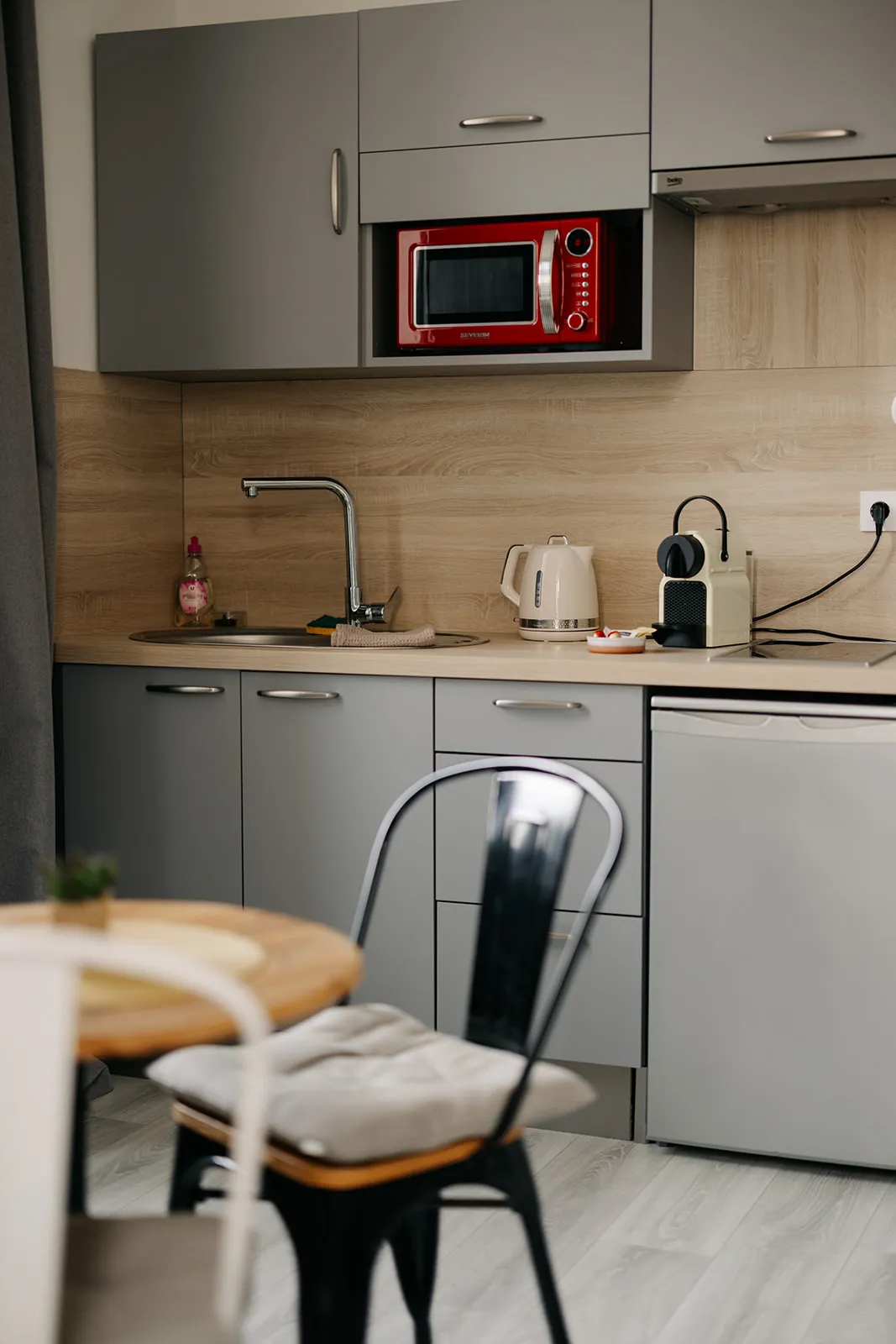 Cocina equipada del estudio: placa, microondas y almacenaje