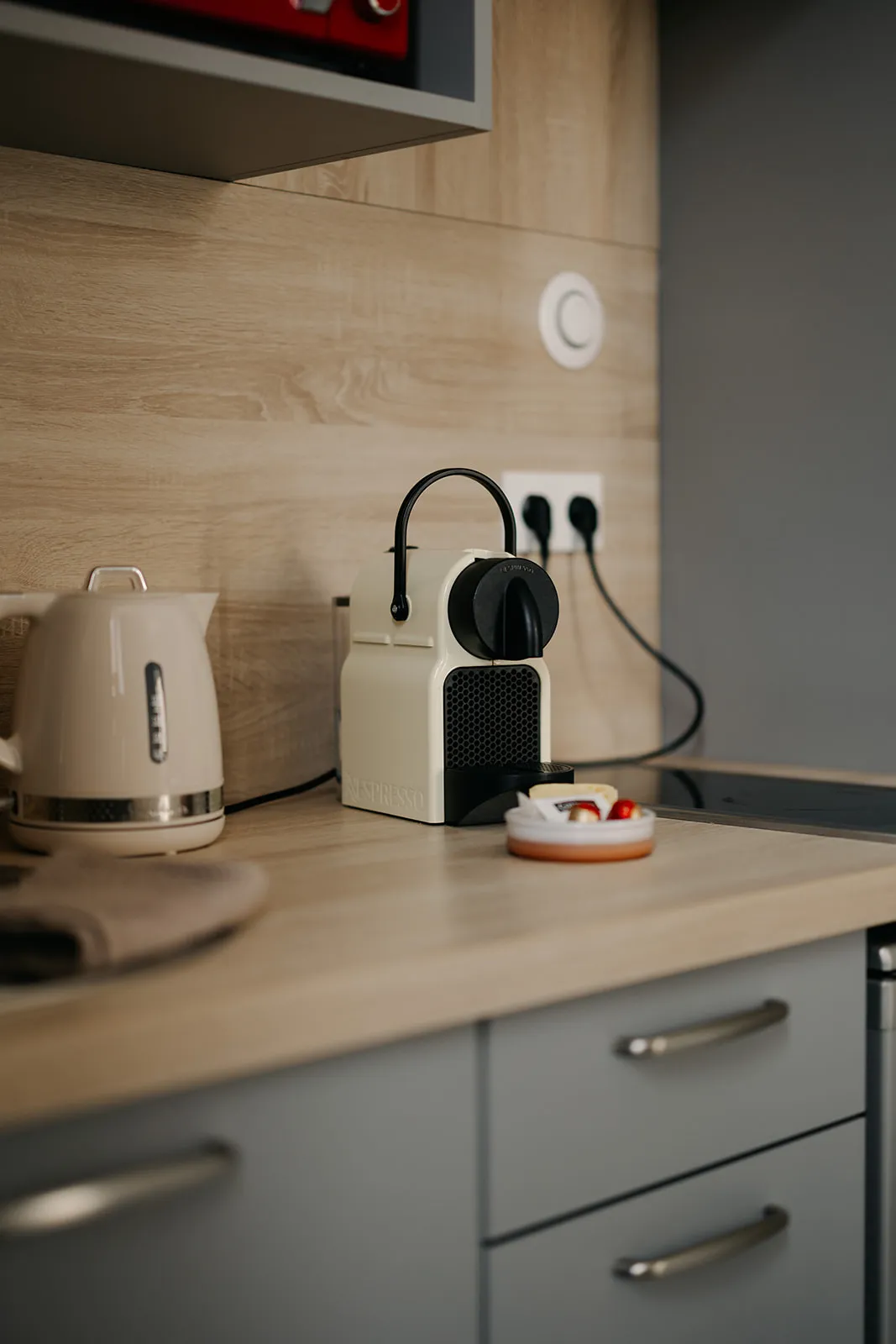 Encimera de la cocina con hervidor y pequeños electrodomésticos