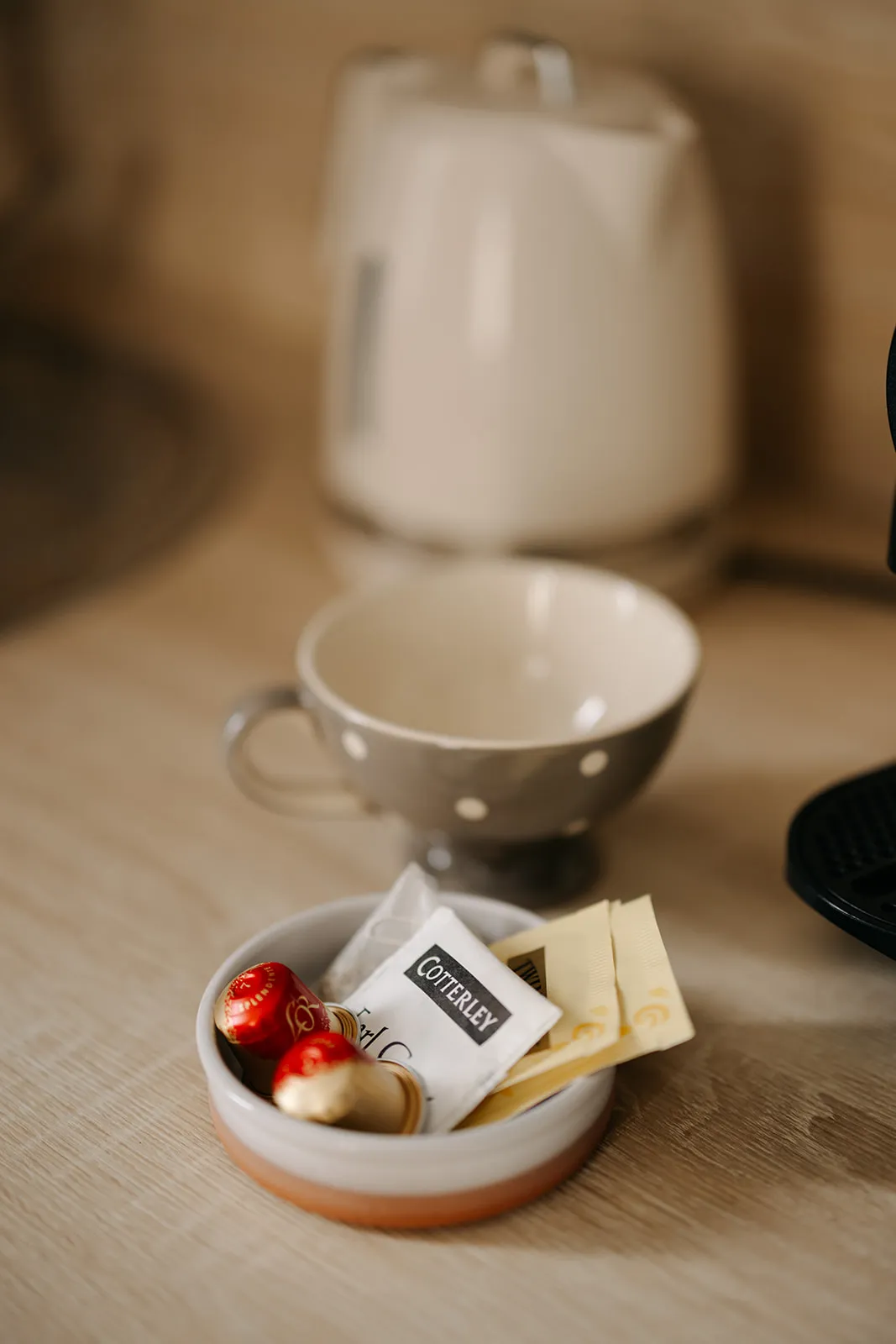 Cafetera espresso, bol y selección de tés y cápsulas de cortesía