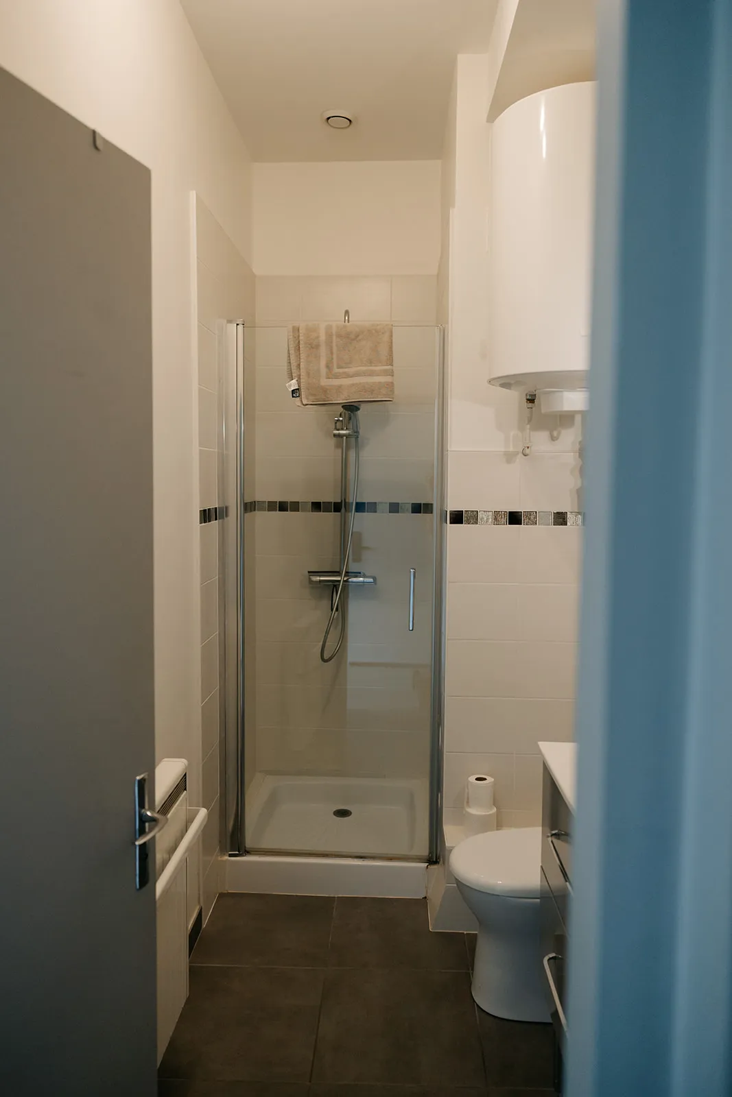 Baño alicatado con lavabo y almacenaje